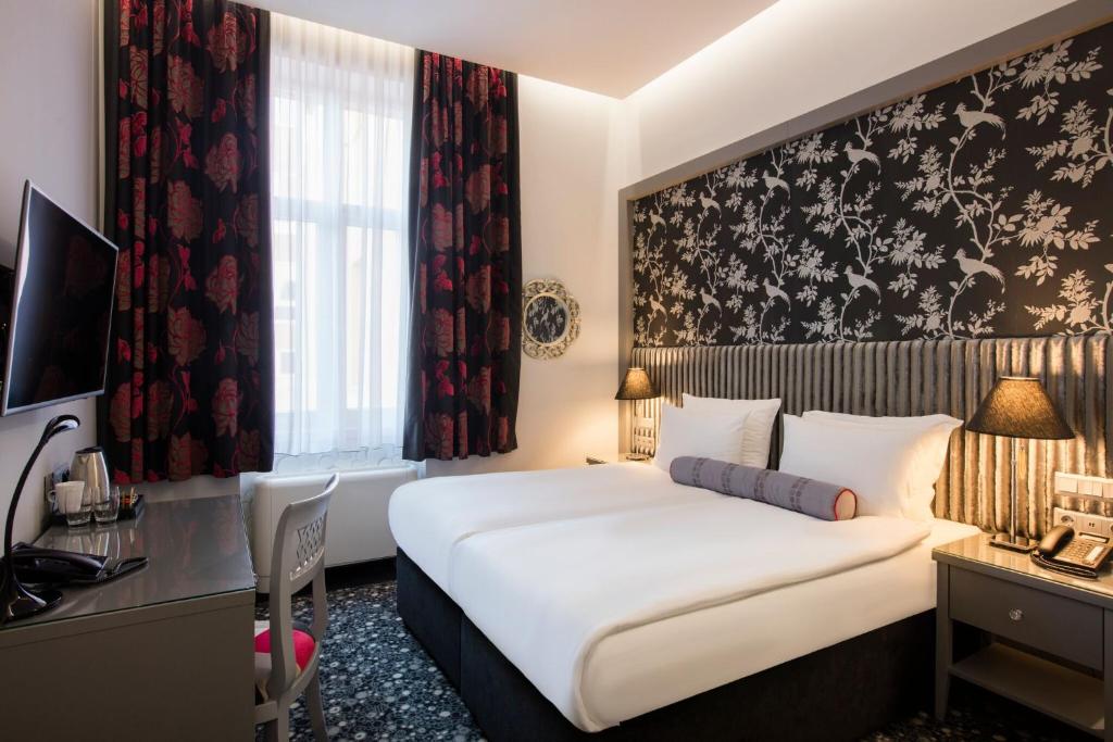 Una cama o camas en una habitación de Hotel Central Sarajevo