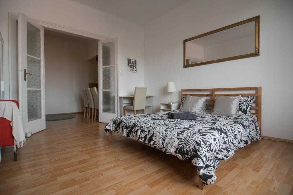 una camera con un letto con una coperta bianca e nera di Panorama apartment a Budapest