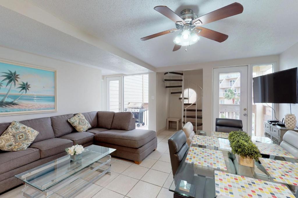 - un salon avec un canapé et un ventilateur de plafond dans l'établissement Solare Garden Villa 977, à South Padre Island