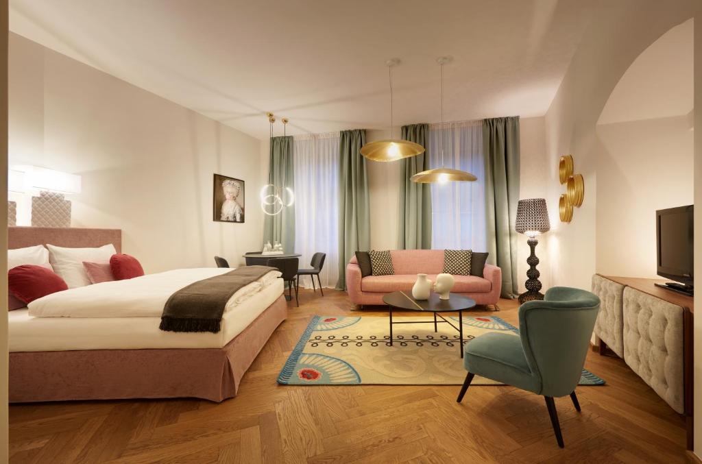 - une chambre avec un lit et un salon dans l'établissement Park Residence Apartments, à Bolzano