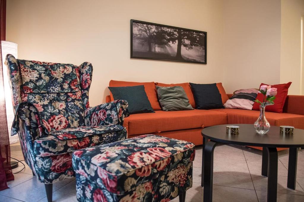 - un salon avec un canapé, une chaise et une table dans l'établissement All new 55m Apartment in Athens 150meters from subway, à Athènes