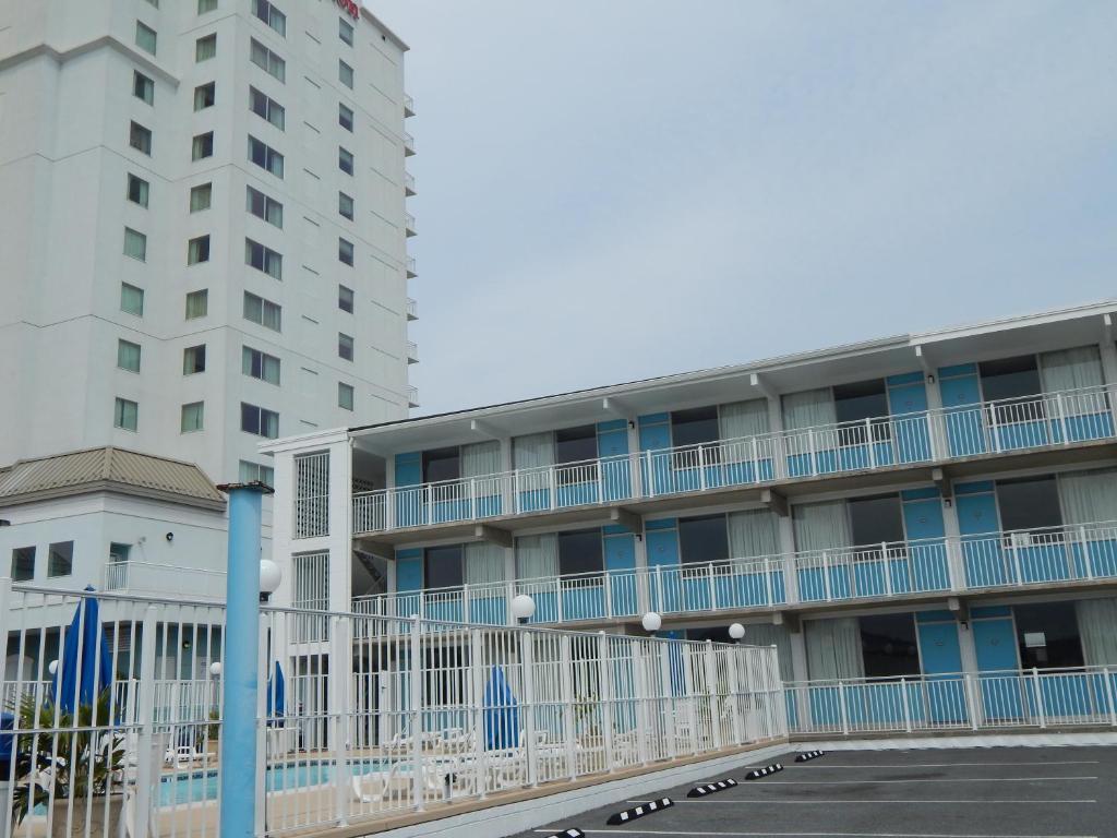 Thunderbird Beach Motel photo