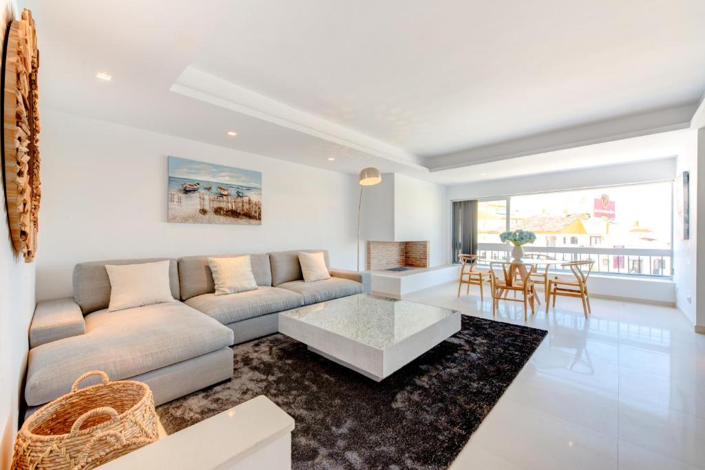 salon z kanapą i stołem w obiekcie Luxury Penthouse Puerto Banús RDR403 w Marbelli