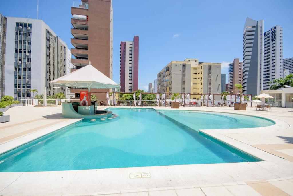 una gran piscina en una ciudad con edificios altos en Oasis Atlantico Fortaleza, en Fortaleza