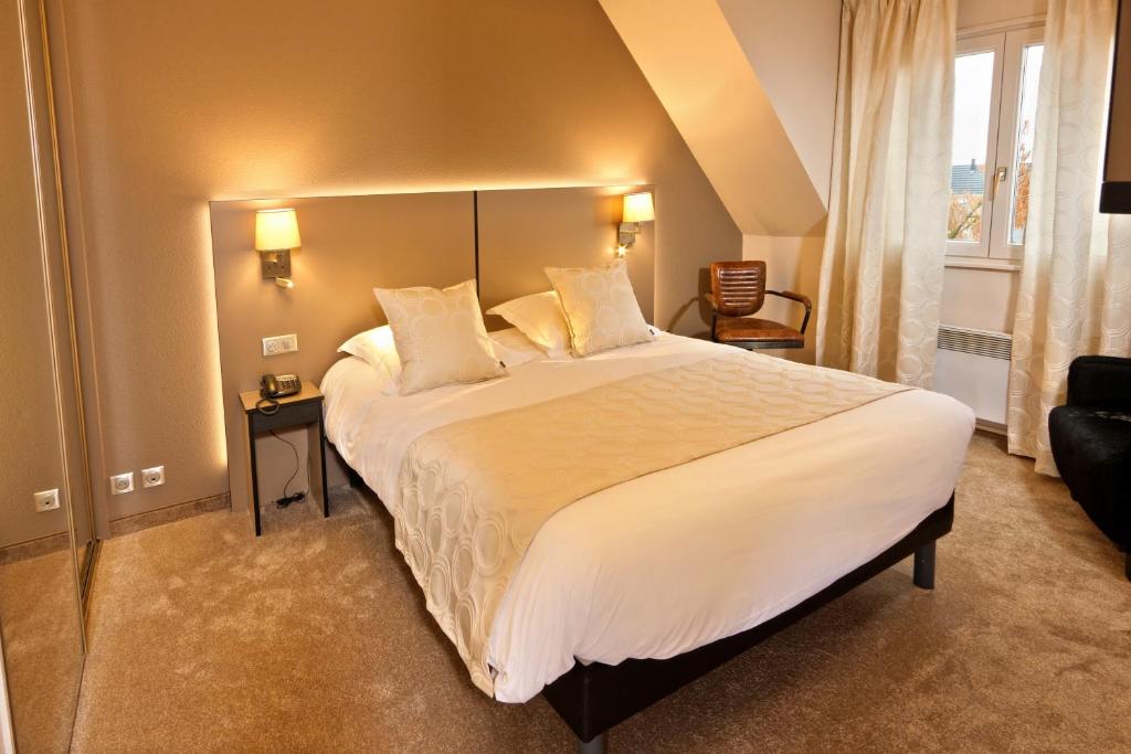 1 dormitorio con 1 cama grande en una habitación en Hotel Restaurant Crystal, en Erstein