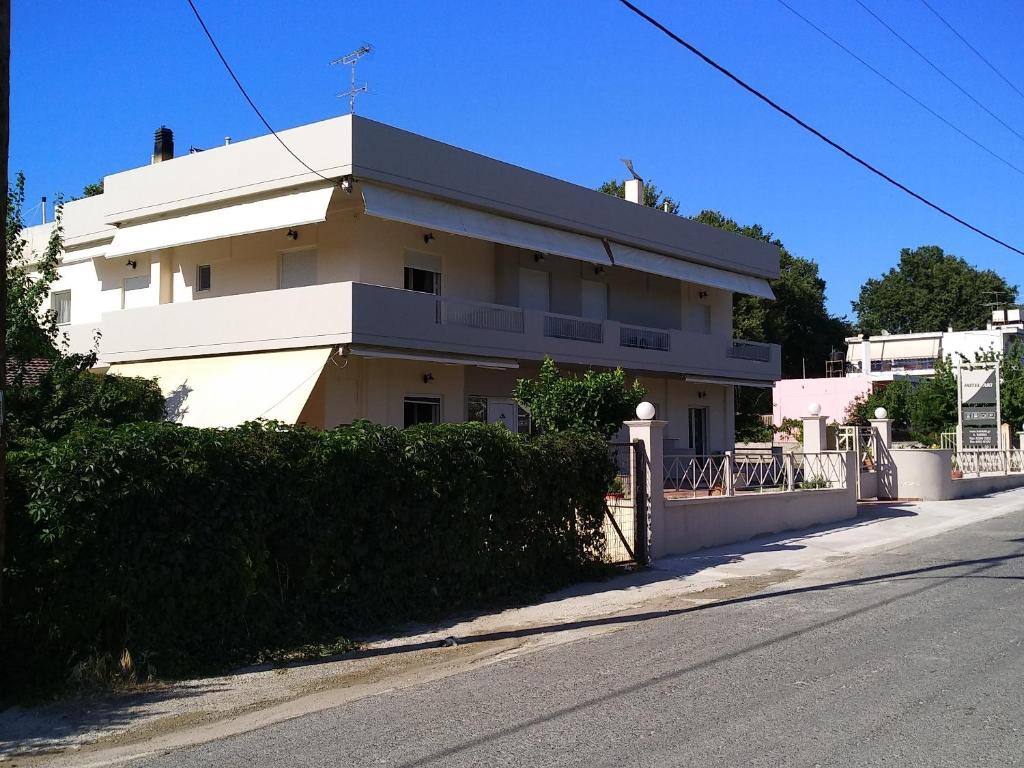 a white building on the side of a street at Hotel Aki in Loutra Edipsou