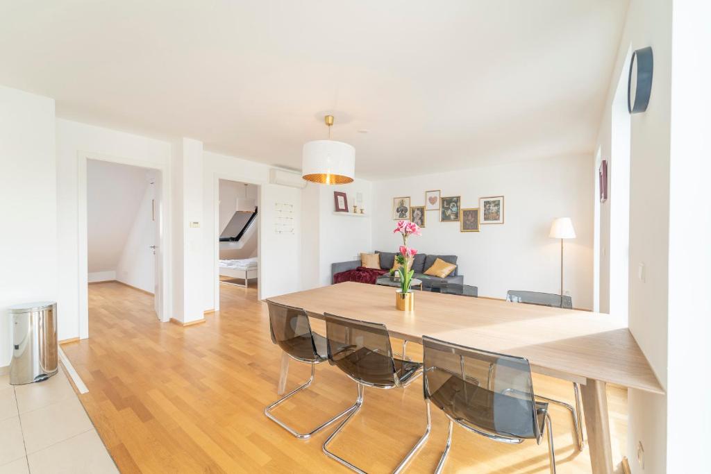 A kitchen or kitchenette at easy flat Margareten Apartments