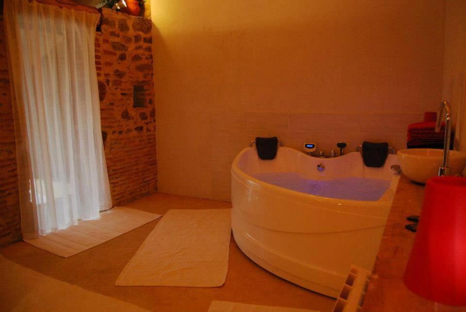 une salle de bain avec une baignoire blanche dans une chambre dans l'établissement Gite des Chambauds - Allier - Auvergne -12 pers, à Le Donjon