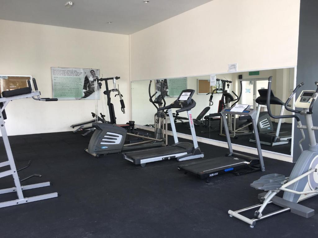 Fitness centrum a/nebo fitness zařízení v ubytování OHANA Sky Villa Residences