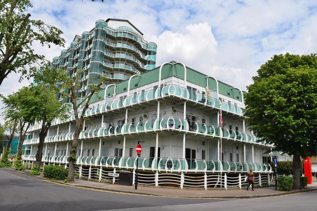 um grande edifício com verde e branco em Sunshine Place em Enfield