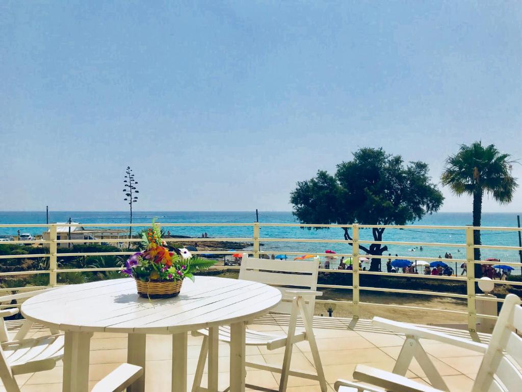 tavolo e sedie con vista sulla spiaggia di Kitiya's House a Marzamemi