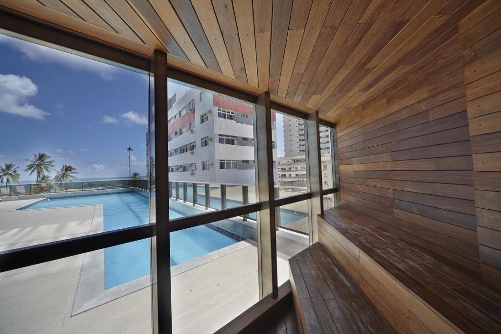 - Vistas a la piscina desde un edificio en Beach Class International - Flat, en Recife