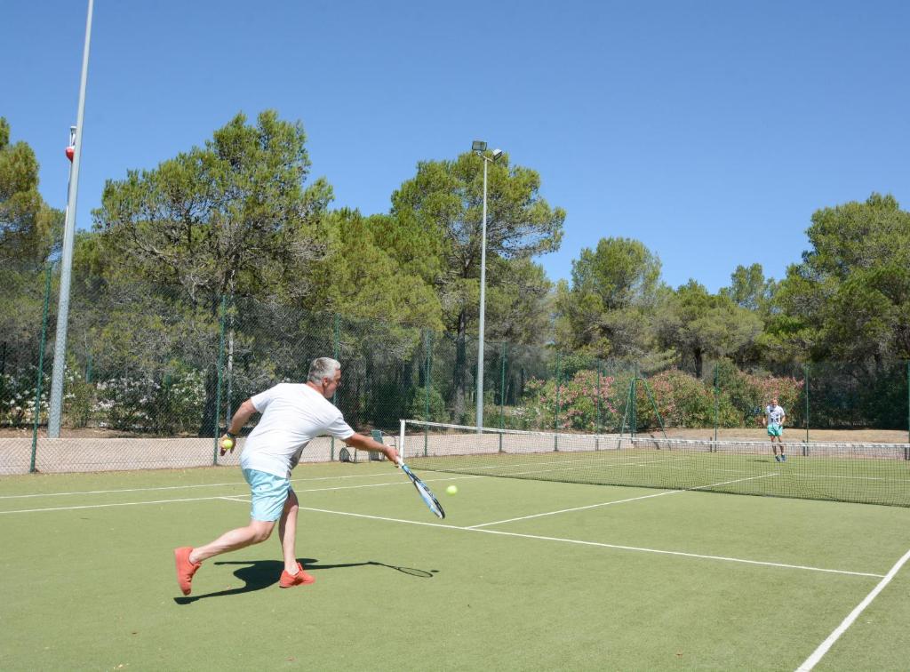 Tenis a/nebo squash v ubytování Parc Saint James Oasis Village nebo okolí