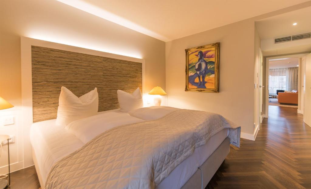 Postel nebo postele na pokoji v ubytování Hotel Bayerischer Hof