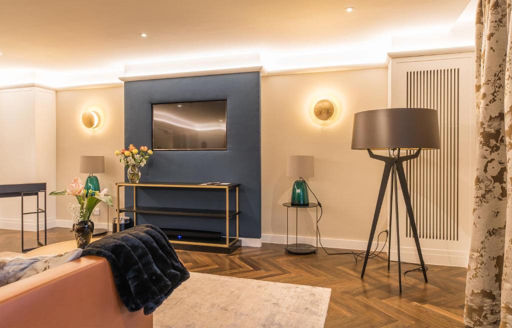 TV a/nebo společenská místnost v ubytování Hotel Bayerischer Hof