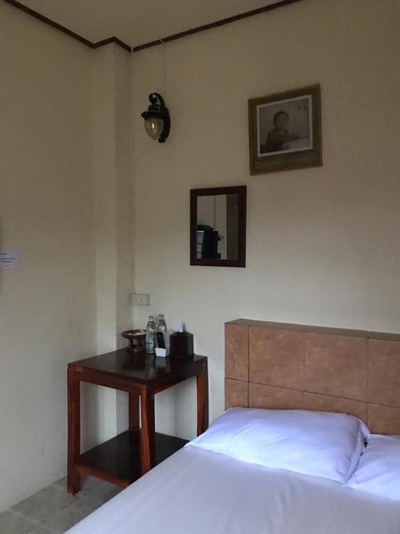 Postel nebo postele na pokoji v ubytování Baan Aomsin