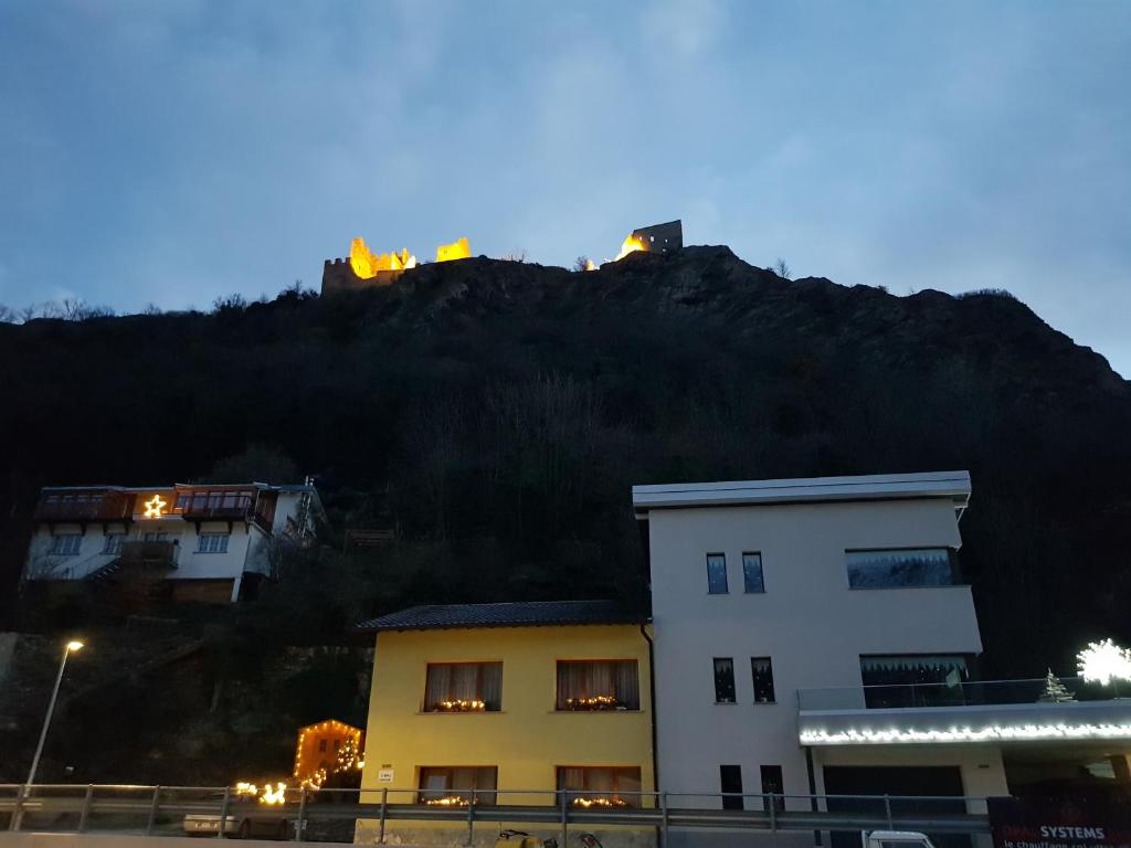Nespecifikovaný výhled na hory nebo výhled na hory při pohledu z penzionu
