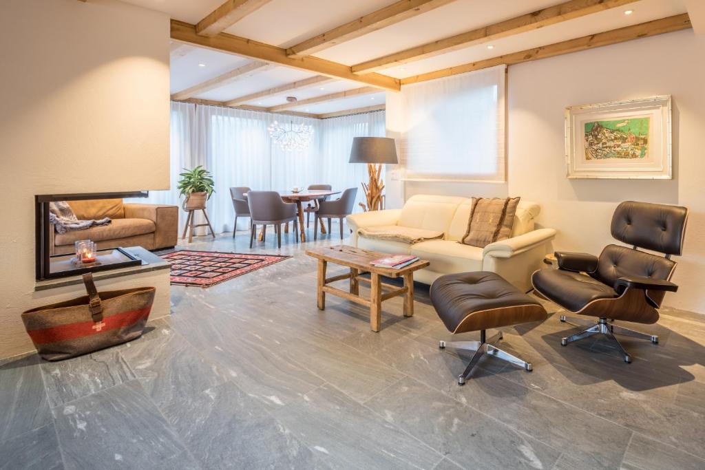 Casa Alpetta في فليمس: غرفة معيشة مع أريكة وطاولة