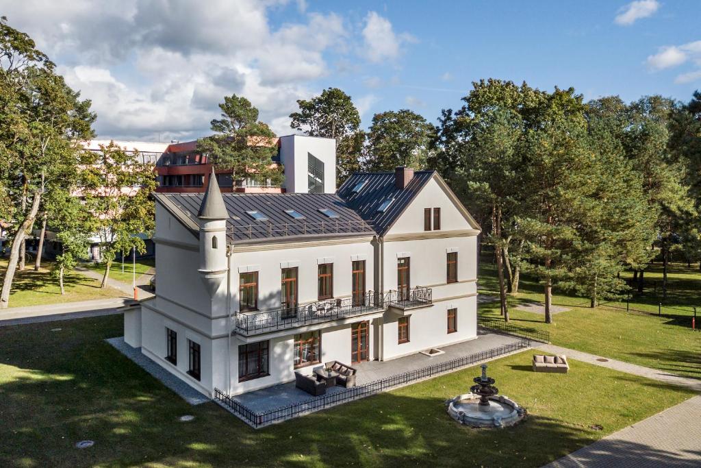 an aerial view of a white house with a roof at BURMISTRO NAMAS in Druskininkai