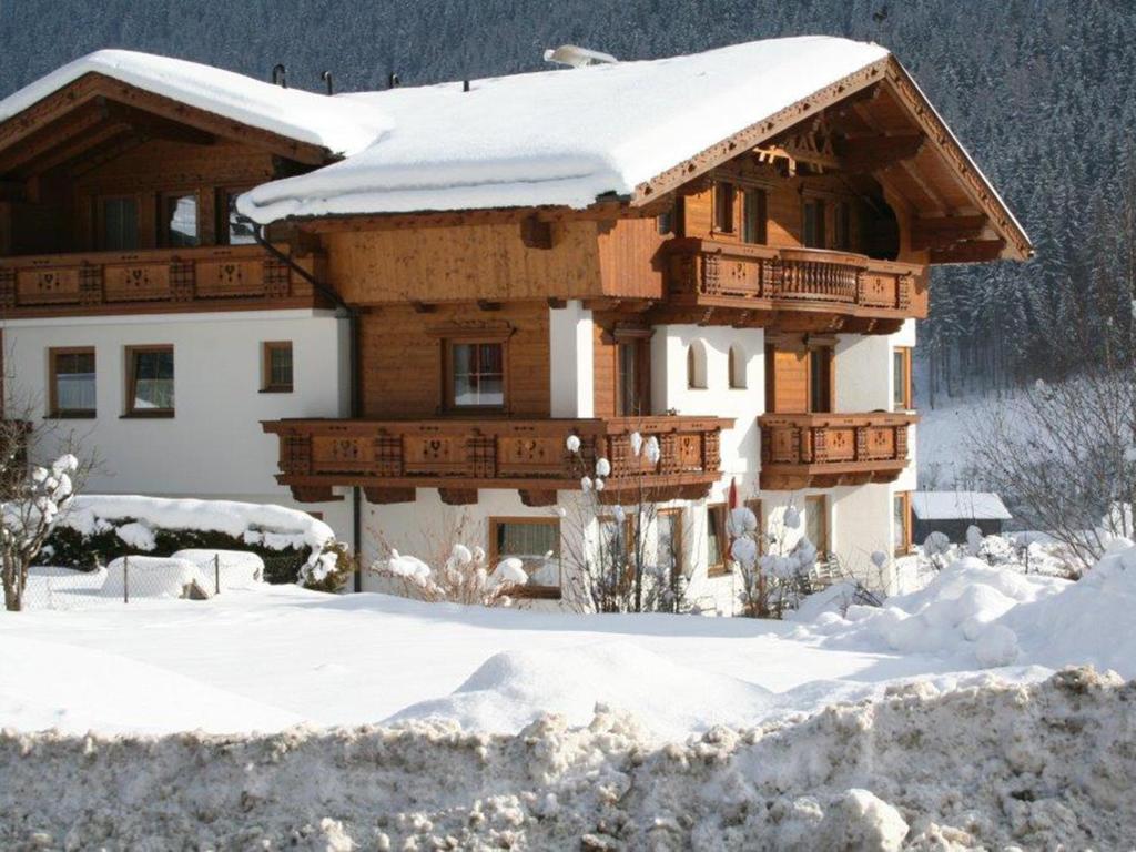 una casa cubierta de nieve delante en Landhaus Anja, en Neustift im Stubaital