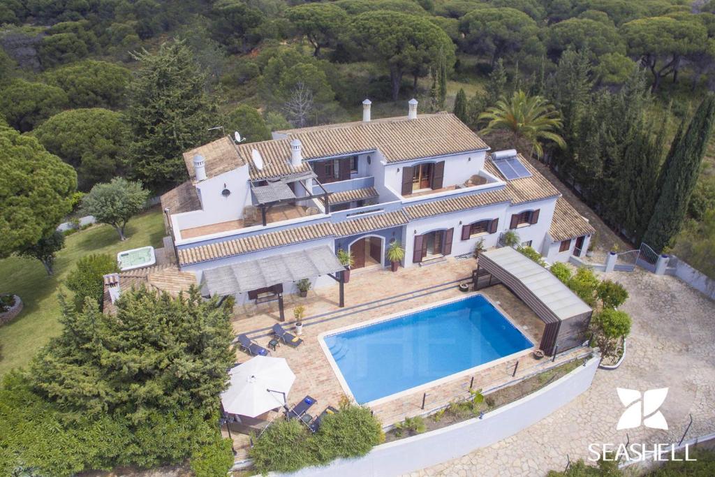 een luchtzicht op een huis met een zwembad bij Villa Arrochela in Vilamoura