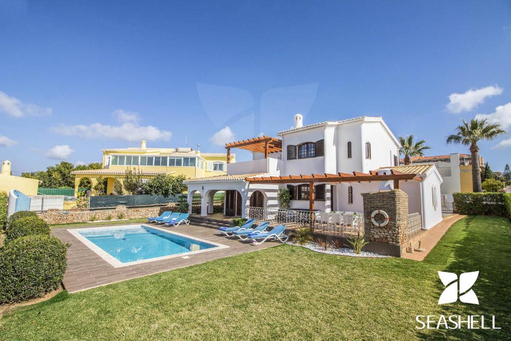 Casa blanca grande con piscina en Villa Magali en Patroves