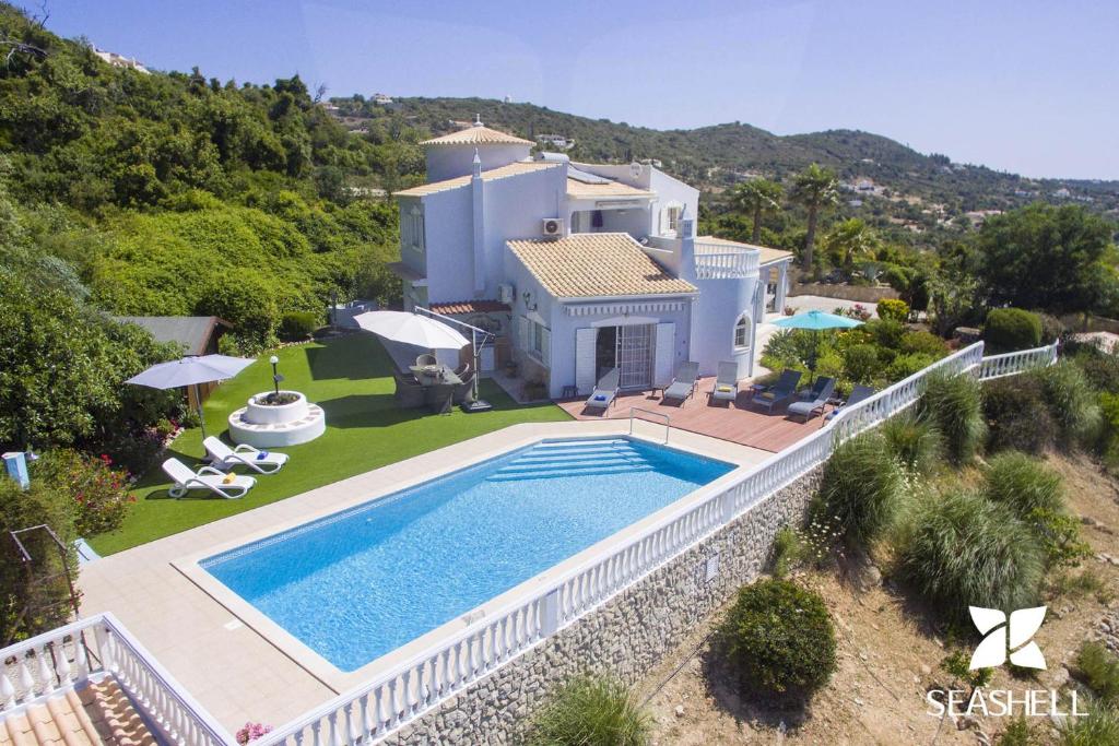 an aerial view of a house with a swimming pool at Villa Raymar in Santa Bárbara de Nexe