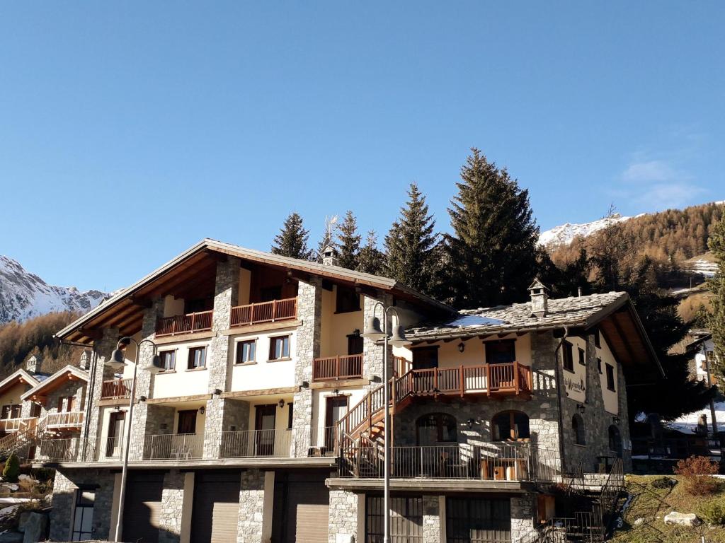 a large building with a balcony on top of it at Residence Les Myosotis in Champoluc