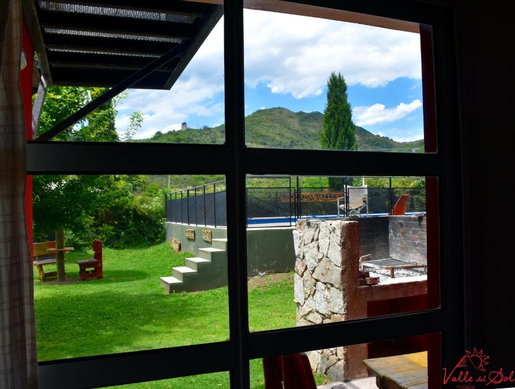 una ventana de un patio con vistas en Posada Valle del Sol en Potrero de los Funes