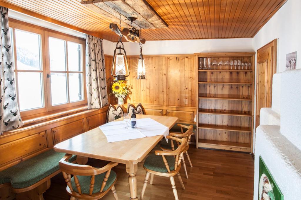 ein Esszimmer mit einem Holztisch und Stühlen in der Unterkunft Chalet Appartement Alpenherz in Saalbach-Hinterglemm
