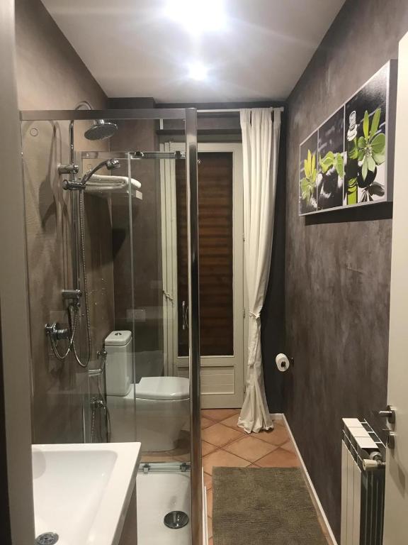 łazienka z prysznicem i umywalką w obiekcie Etna Holidays Home SereLeo w mieście Santa Venerina