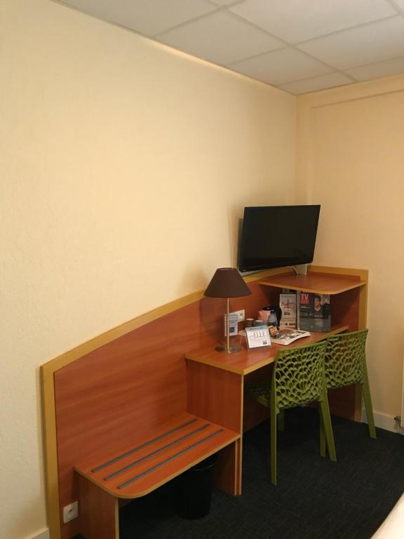 TV a/nebo společenská místnost v ubytování Kyriad Hotel Lamballe