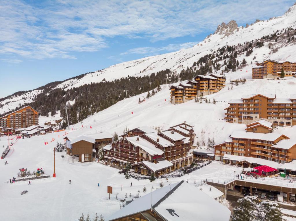 una vista aérea de una estación de esquí en la nieve en Hotel Mont Vallon en Méribel