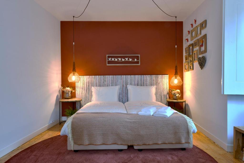 リスボンにあるRegedorのベッドルーム1室(大型ベッド1台、枕2つ付)