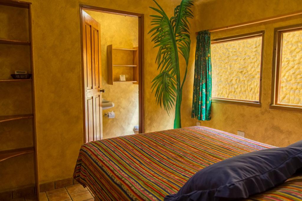 Postel nebo postele na pokoji v ubytování El Sano Banano Beachside Hotel