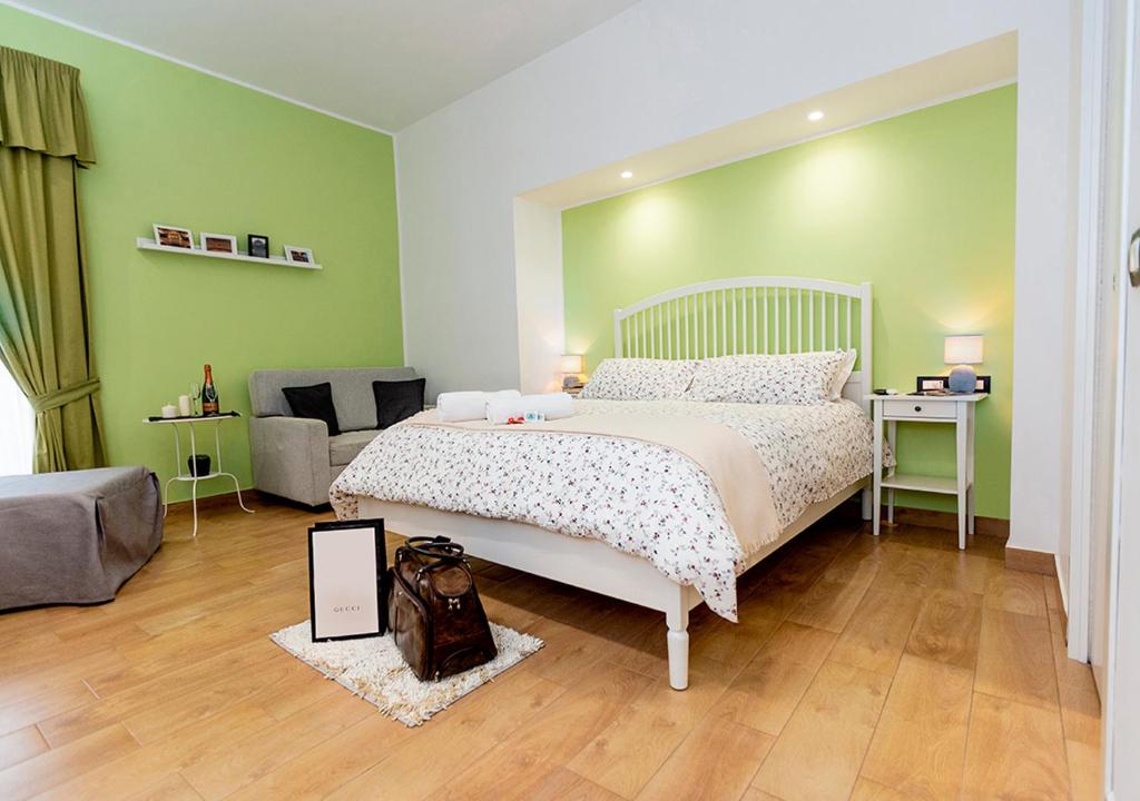 - une chambre avec un lit et un salon dans l'établissement B&B Vico Milano 18, à Naples