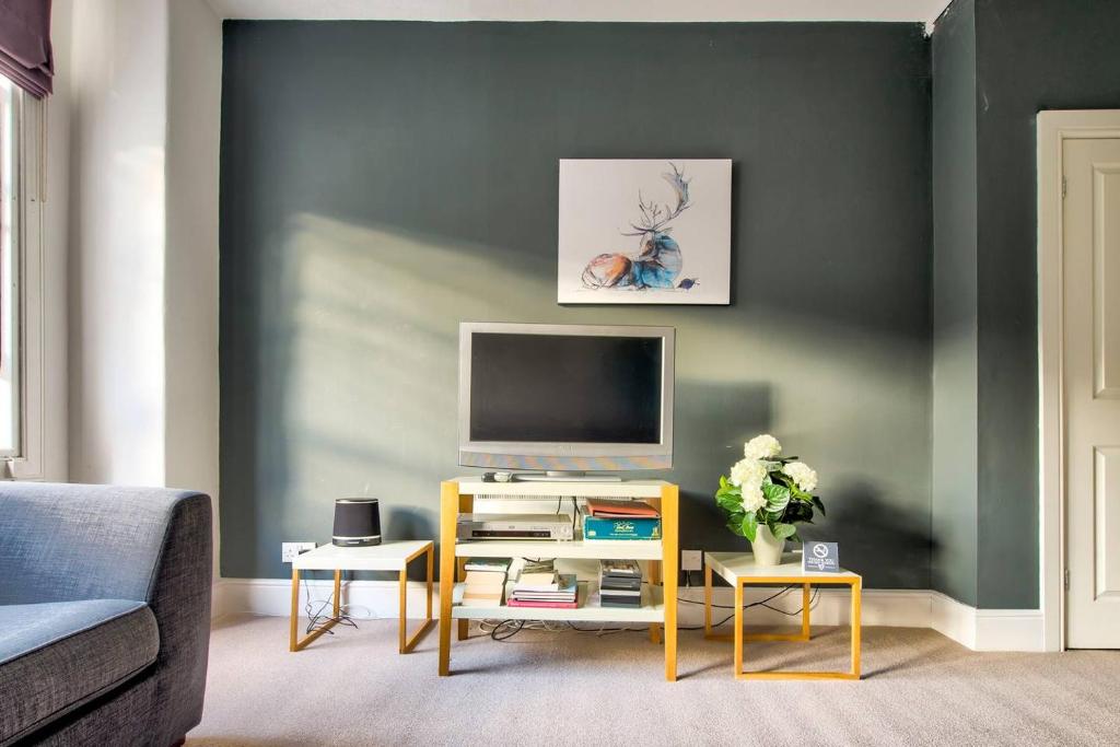 JOIVY Great Location - Lovely Rose St Apt in City Centre - Apartment