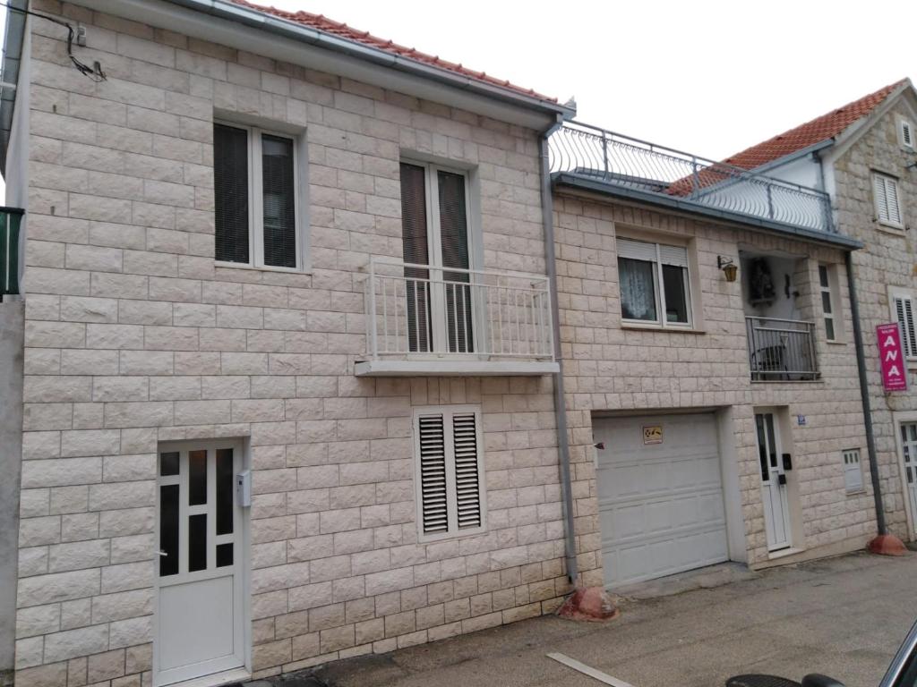 Budova, v ktorej sa apartmán nachádza