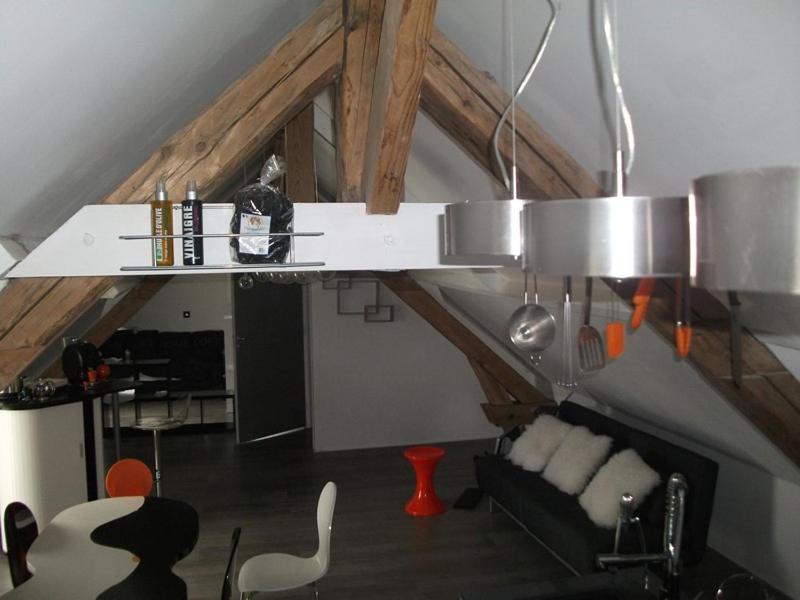 uma sala de estar com um sofá preto e um loft em yinloft em Sainte-Gemme-Moronval