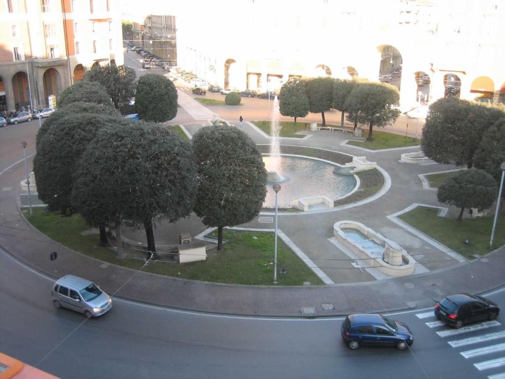 un parco con fontana e auto su strada di Gramsci, Bologna by Short Holidays a Bologna