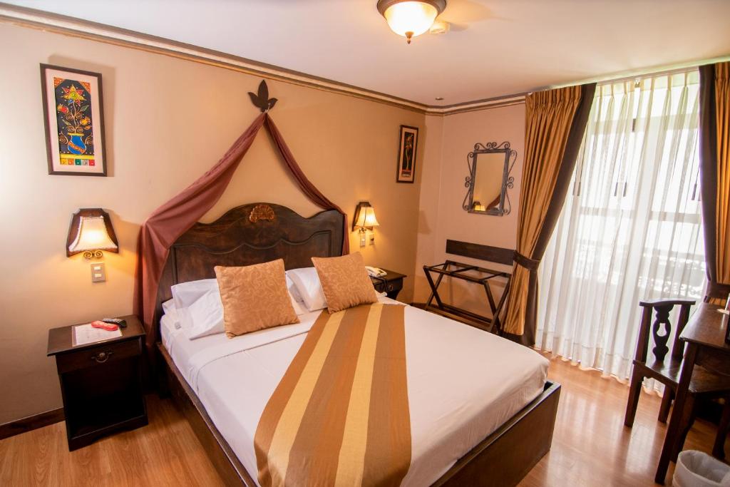 um quarto com uma cama grande num quarto em Morenica del Rosario em Cuenca