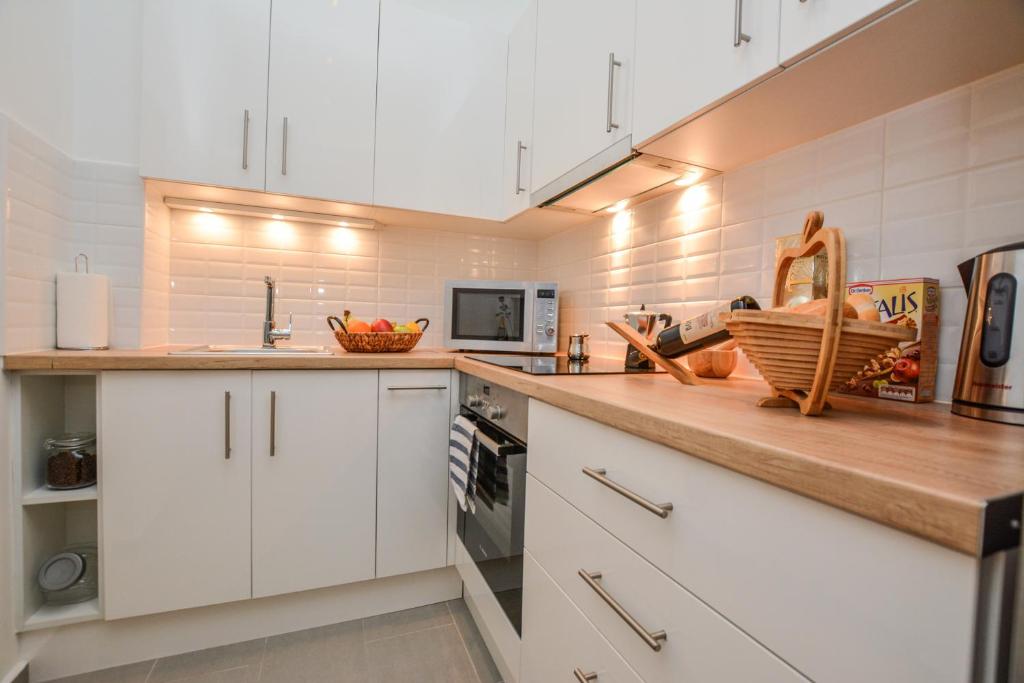 Kuchyňa alebo kuchynka v ubytovaní Timeless Apartment with FREE Private PARKING