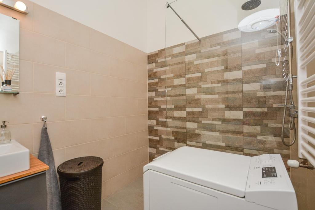 Kúpeľňa v ubytovaní Timeless Apartment with FREE Private PARKING