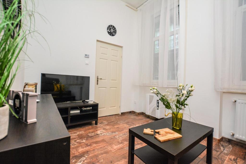 Televízia a/alebo spoločenská miestnosť v ubytovaní Timeless Apartment with FREE Private PARKING