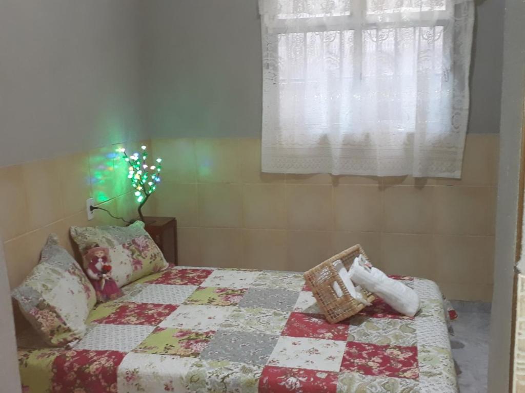 um quarto com uma cama com uma colcha em Pousada Mara Mar Niterói em Niterói