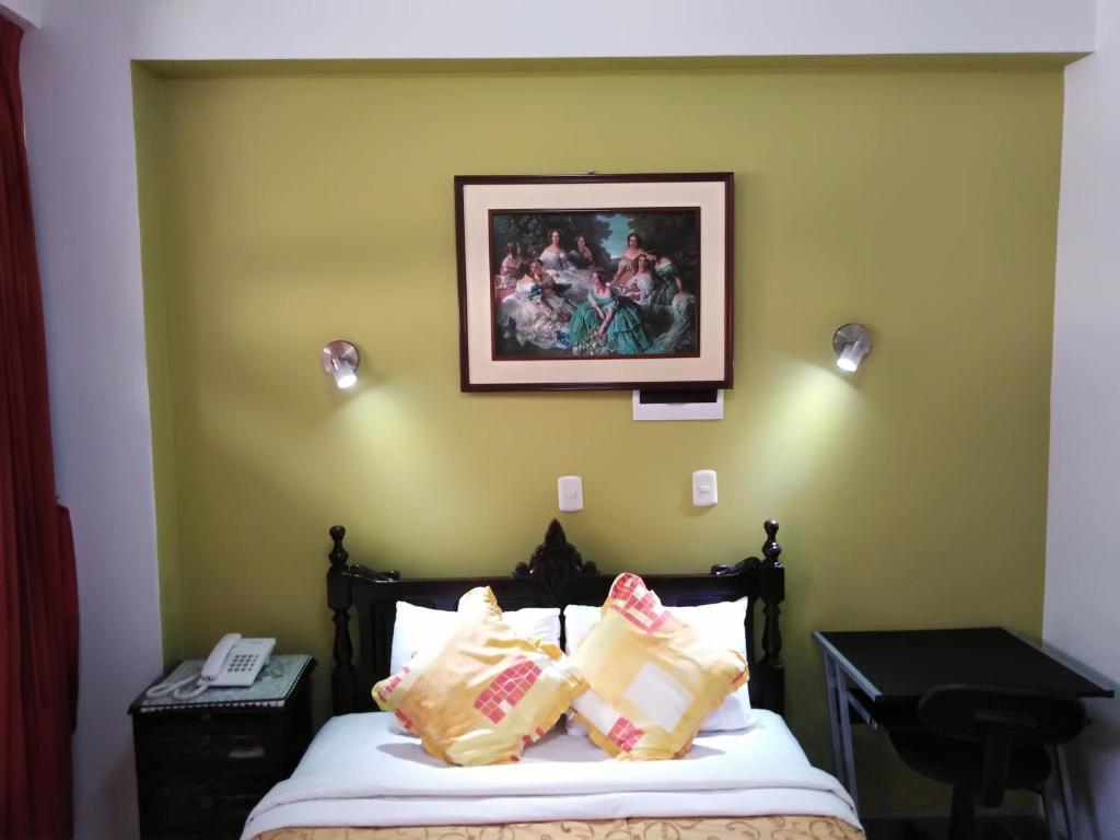 Postel nebo postele na pokoji v ubytování Hotel Plaza Bolognesi 344