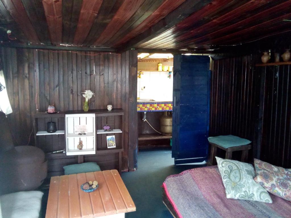 Zimmer mit einem Bett und einem Tisch in einem Zimmer in der Unterkunft Casa Gaia Cabo Polonio in Cabo Polonio