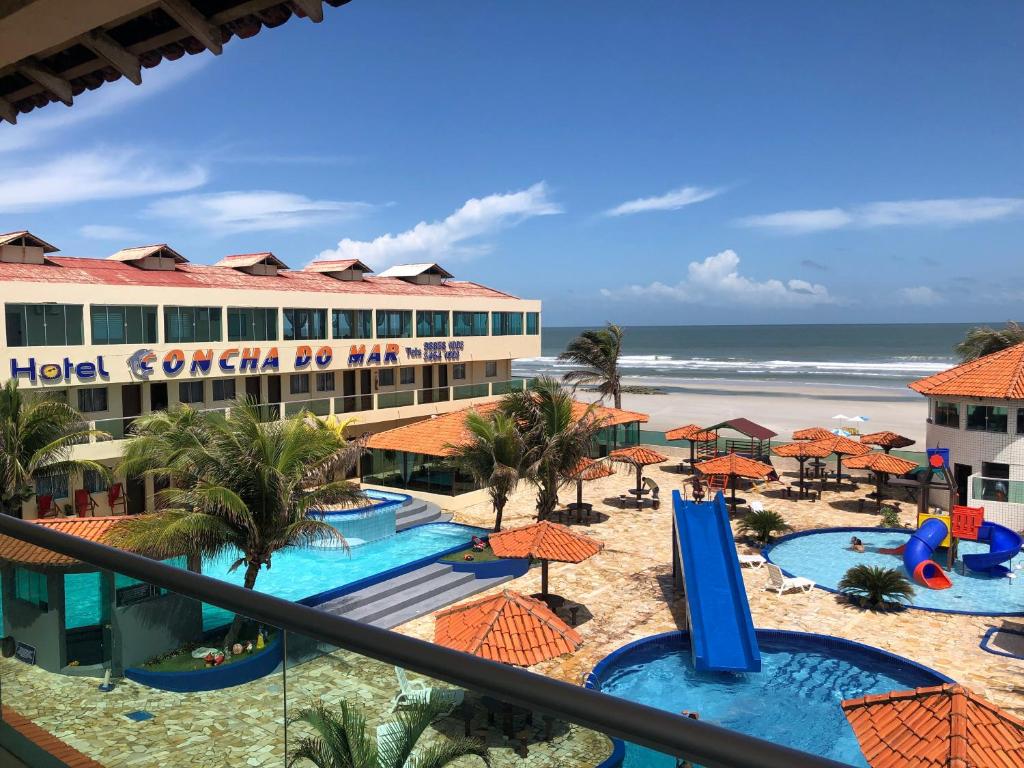 met uitzicht op het strand en het koraalrif van het hotel bij Hotel Concha do Mar in Salinópolis