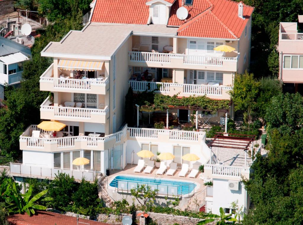 eine Luftansicht eines Hauses mit Pool in der Unterkunft Villa Tenžera in Herceg-Novi