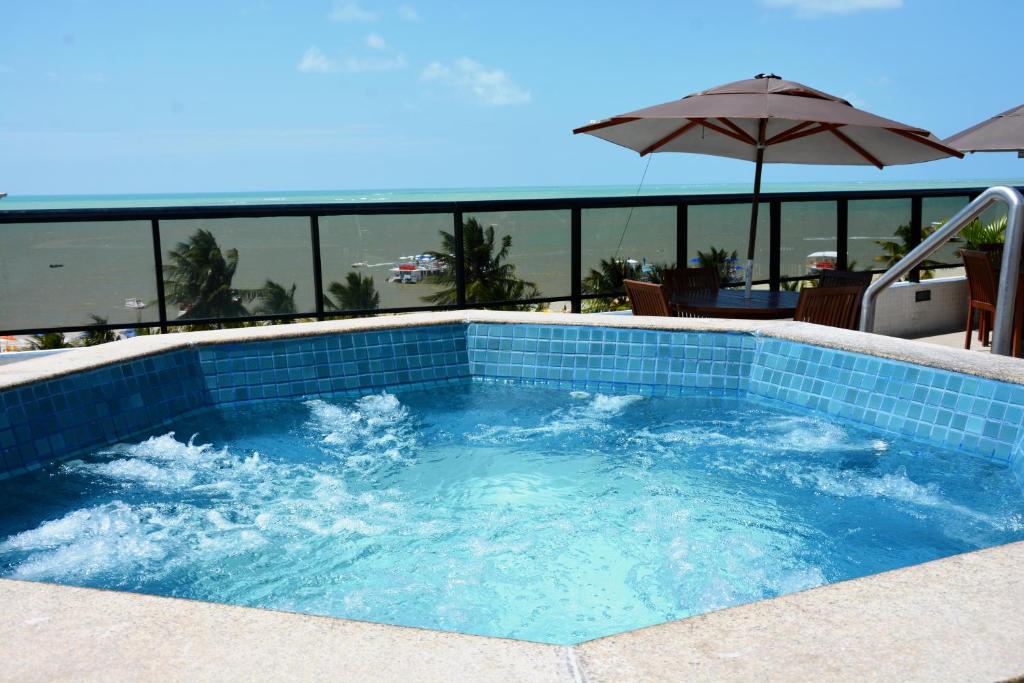 A piscina localizada em Atlântico Praia Hotel ou nos arredores